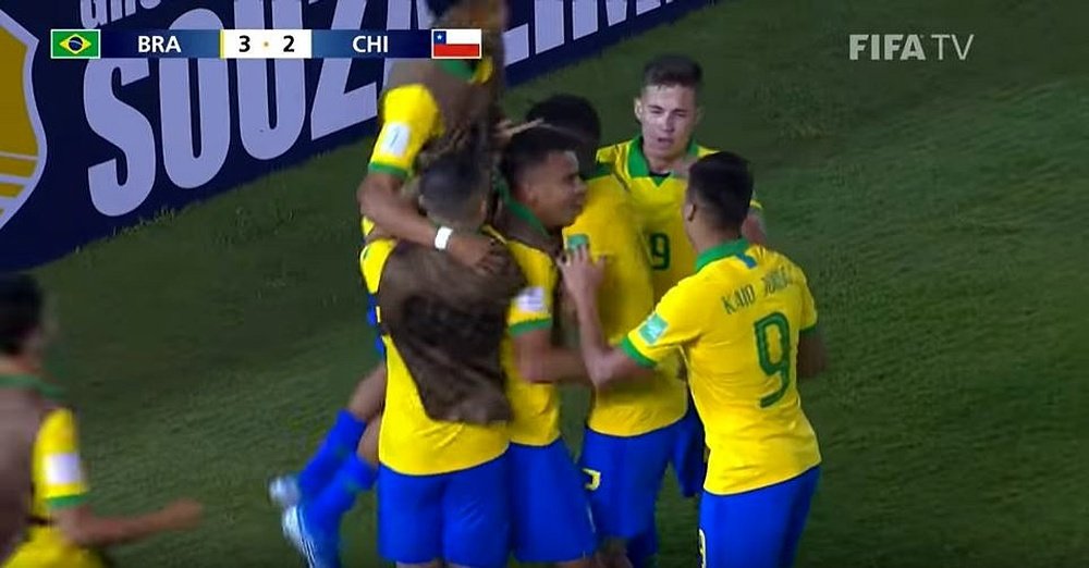 Brasil tiembla, suda y remonta para pasar a cuartos. Captura/FIFATV