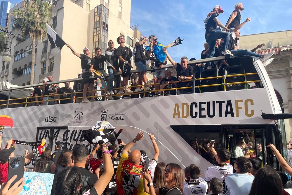 El premio de la Copa. EFE/Reduan Dris