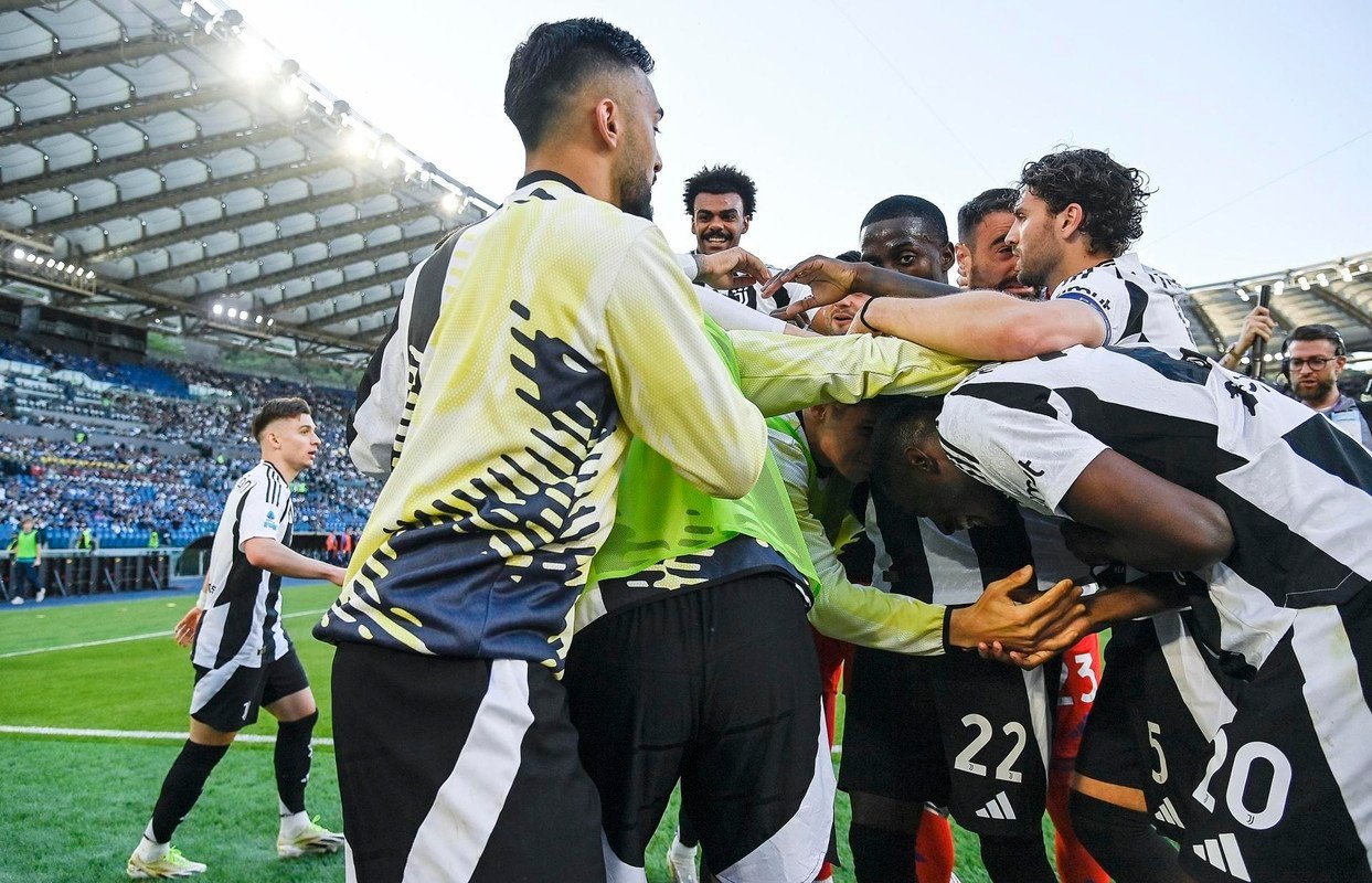 The Bianconeri's 35 registered players average 185.9 cm in height. EFE