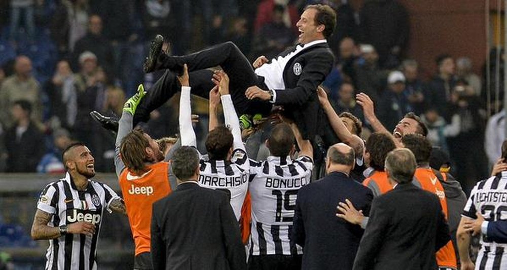 Jugadores de la Juventus manteando a su técnico, Allegri. Twitter.
