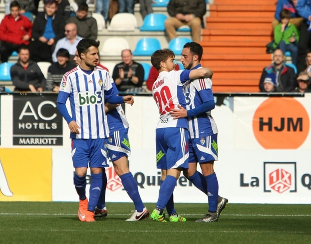 Jugadores de la Ponferradina se abrazan tras un gol. SDPonferradina