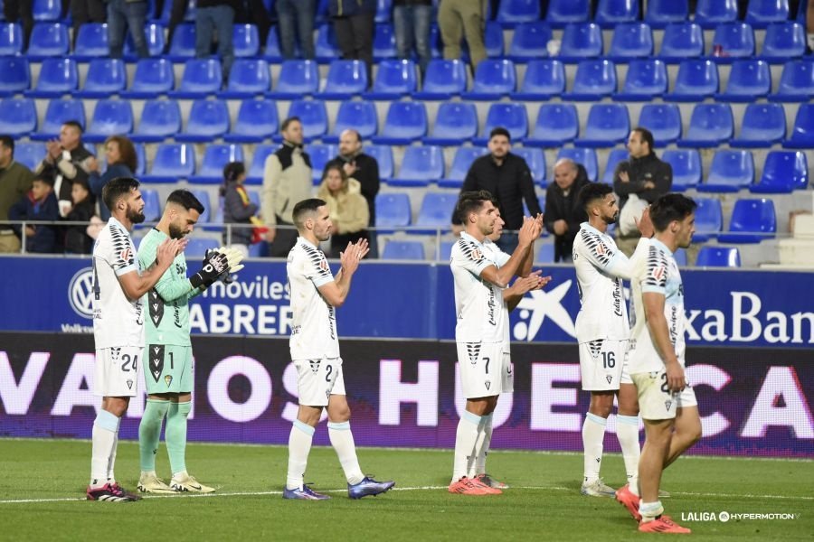 El Cádiz permite a la SD Huesca hacerse fuerte