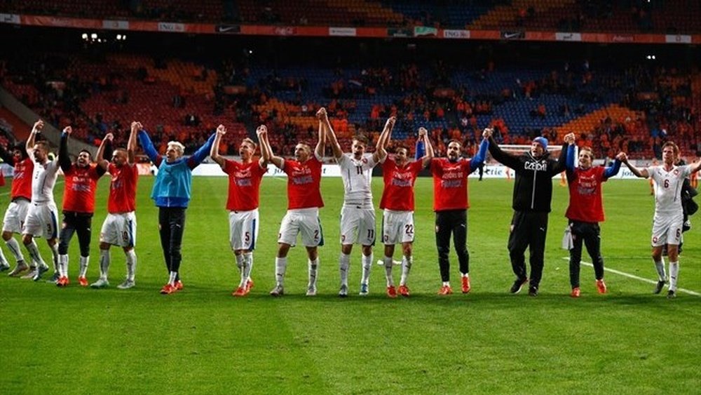 Jugadores de la Selección de la República Checa celebran un triunfo con su afición. UEFA