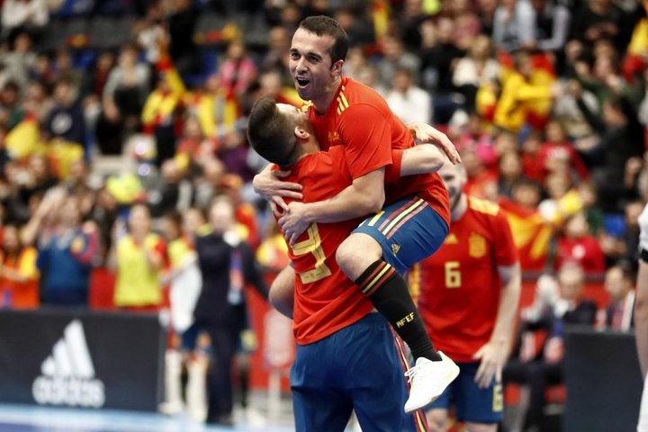 España supera el primer examen ante Japón