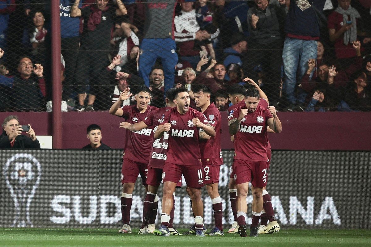 Lanús da el primer paso