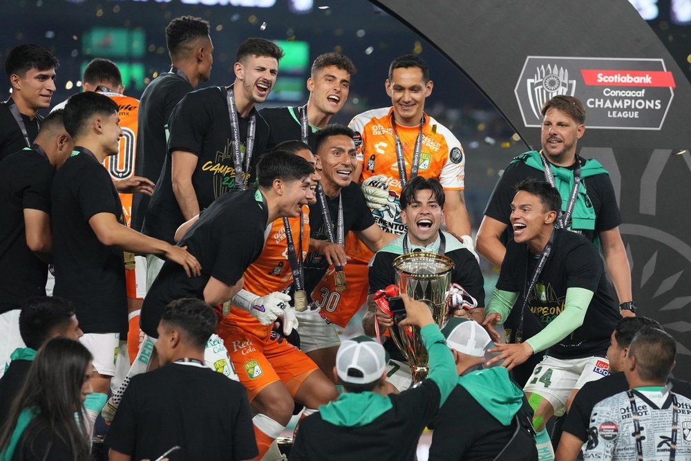 Un león ruge bajo las luces de Los Ángeles