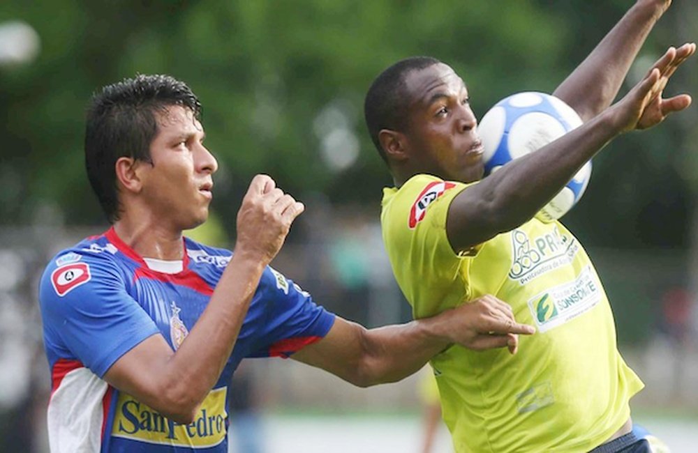 Jugadores de Metapán y Sonsonate disputando un balón aéreo. Twitter.