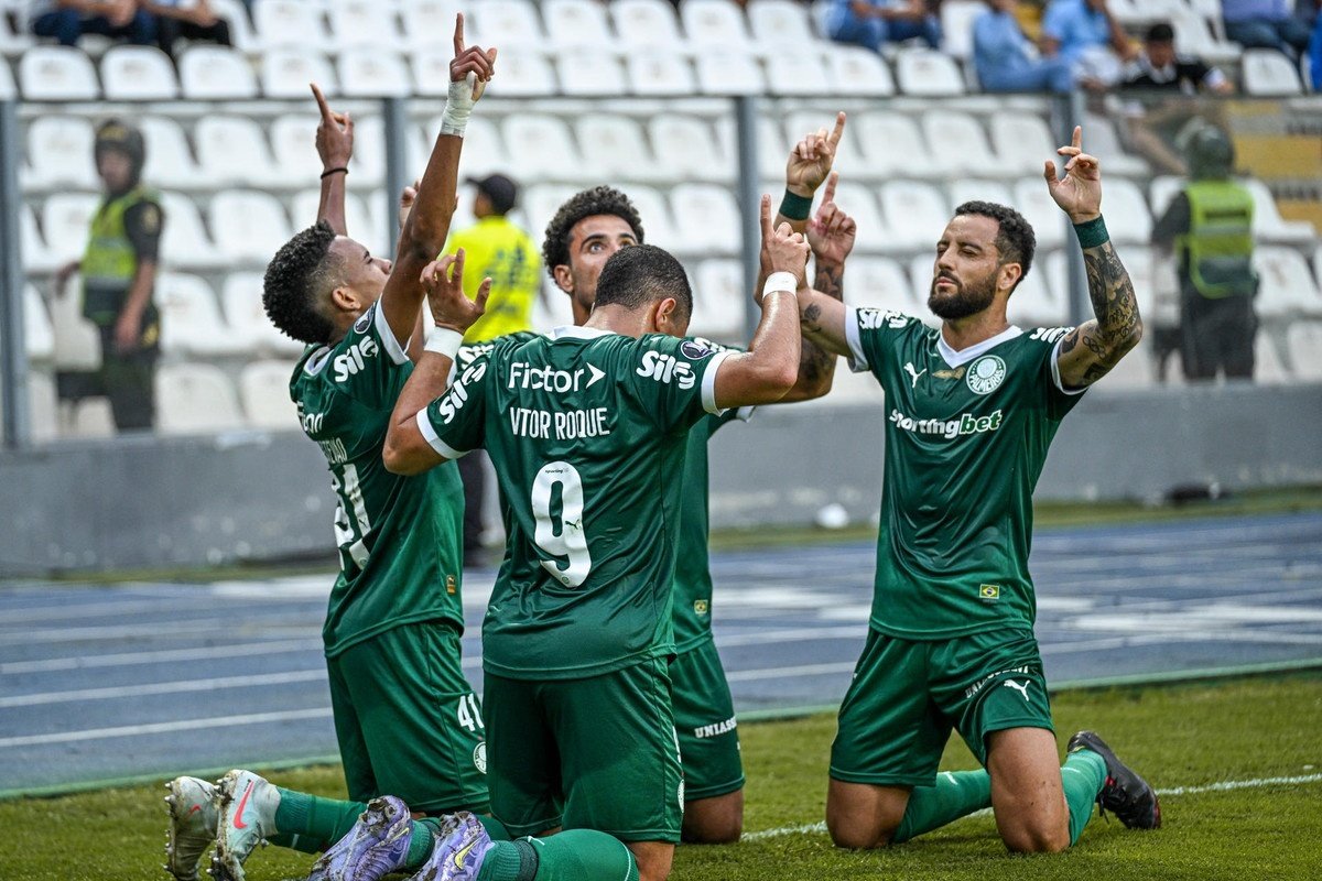 Palmeiras lidera e quebra jejum ao vencer o Corinthians. EFE