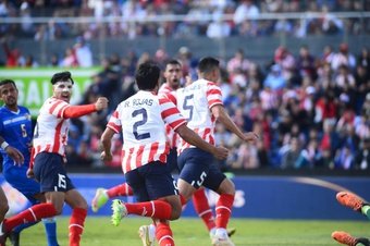 Paraguay sufrió, pero acabó con la racha de 3 derrotas consecutivas al ganar por 2-0 ante una Nicaragua que solo se rindió en los minutos finales.