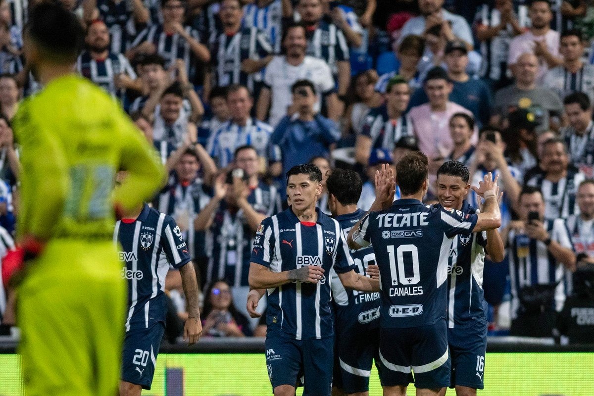 Una exhibición de Canales. EFE/Miguel Sierra