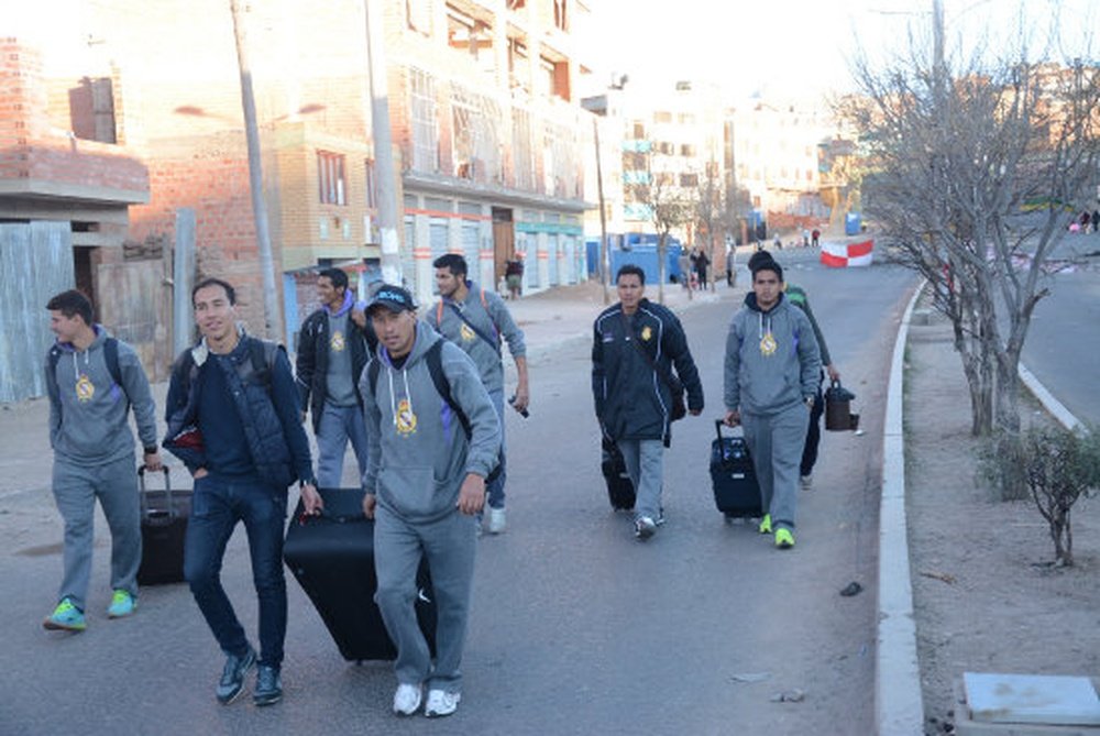 Los jugadores de Real Potosí caminan 15 kilómetros, debido a una huelga. ClubRealPotosí