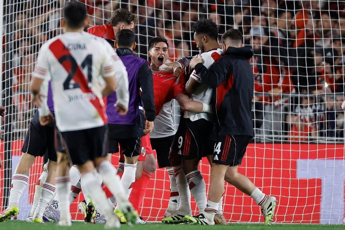 A equipe equatoriana eliminou o Botafogo, atual campeão, ao reverter a derrota por 1 a 0 sofrida no Brasil (2 a 0). O Palmeiras avançou após empatar em 0 a 0 com o Universitario Deportes, e o River sofreu para eliminar o Libertad nos pênaltis, depois de um 1 a 1 no jogo de volta.