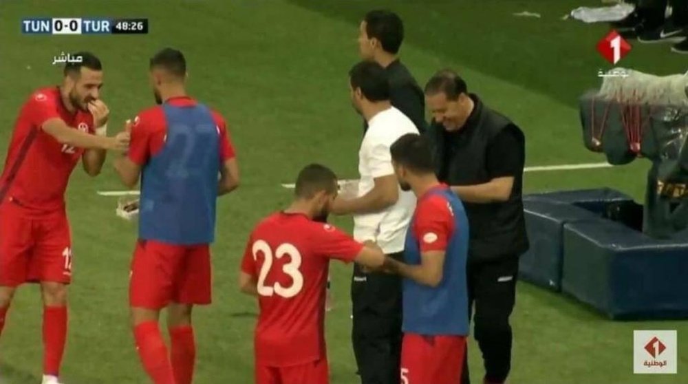 Tunisia's players ate dates during the stoppage. Screenshot