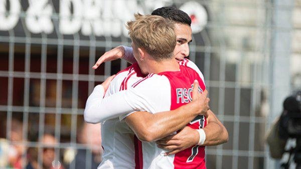 El Ajax se mantiene intratable mientras PSV y Feyenoord le siguen los pasos