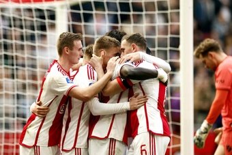 El Ajax volvió a su senda de la victoria ante el Utrecht en un día marcado por el empate a 2 entre el PSV y el Feyenoord, primero y segundo clasificado de la Eredivisie.