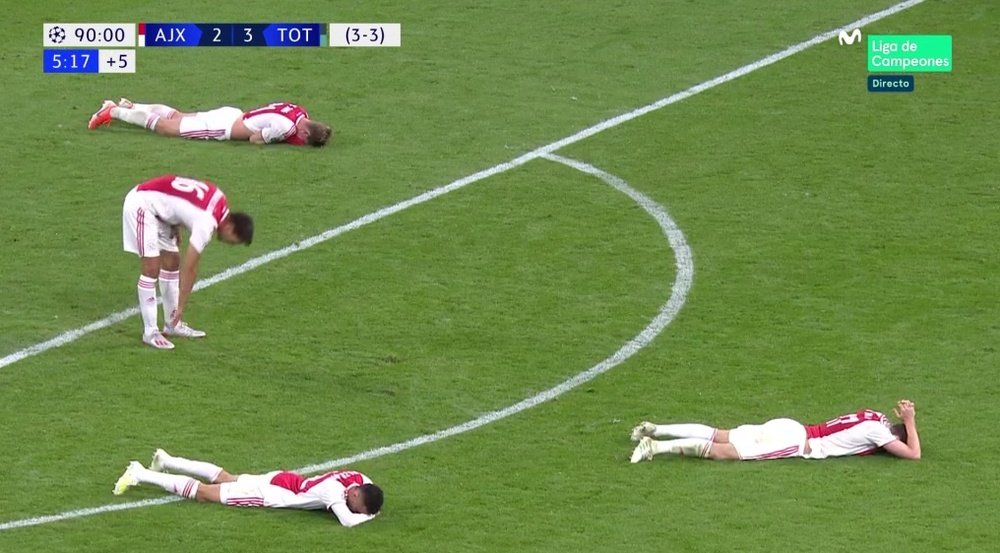 Os jogadores do Ajax desolados após o 3-2. Captura/Movistar