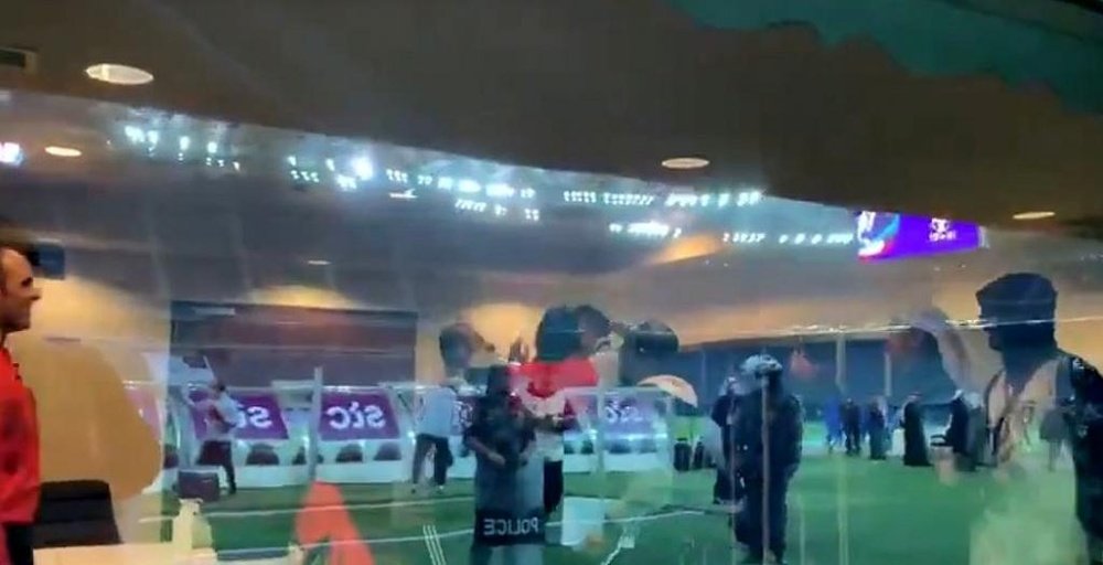 ¡El árbitro fue manteado por el equipo campeón después de la final! Captura/Twitter/enunabaldosa
