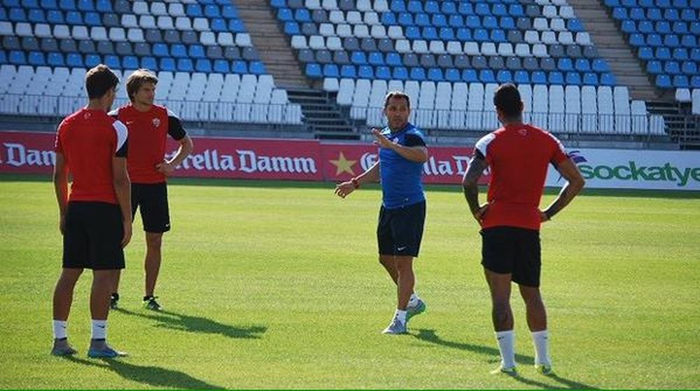 Jugadores del Almería durante un entrenamiento. Twitter.