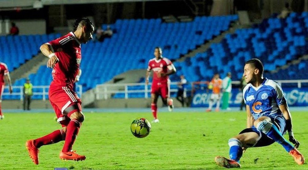 Jugadores del América de Cali y del Deportivo Rionegro disputan por un balón en el partido que ambos equipos empataron a dos. Torneo Postobón