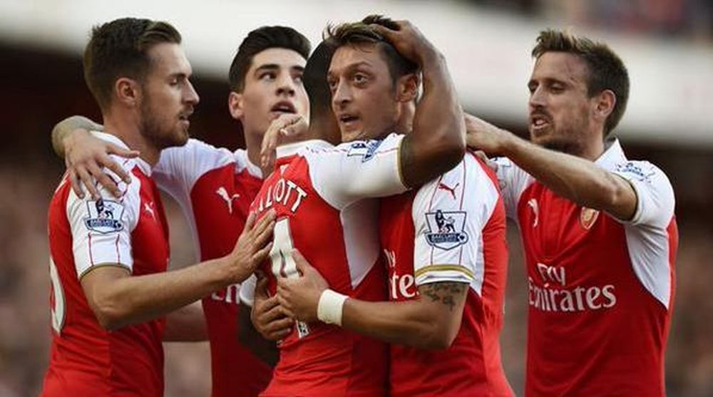 Jugadores del Arsenal celebrando el gol de Walcott ante el Stoke City. Twitter.