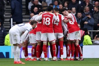 El Arsenal venció al Tottenham por 2-3 en la jornada 35 de la Premier League. Pese al regalo de David Raya a Cristian Romero y el tanto de penalti de Heung-Min Son, el conjunto de Mikel Arteta resistió para quedarse en lo más alto de la clasificación, aunque con 2 partidos más que el Manchester City.