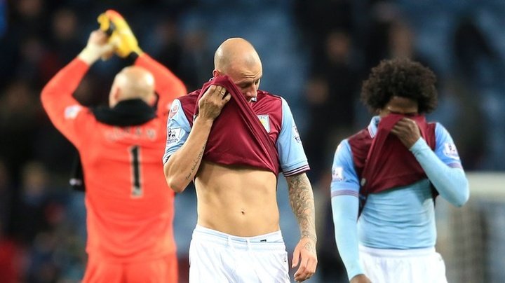 El Aston Villa prolonga su mala racha y se hunde como colista