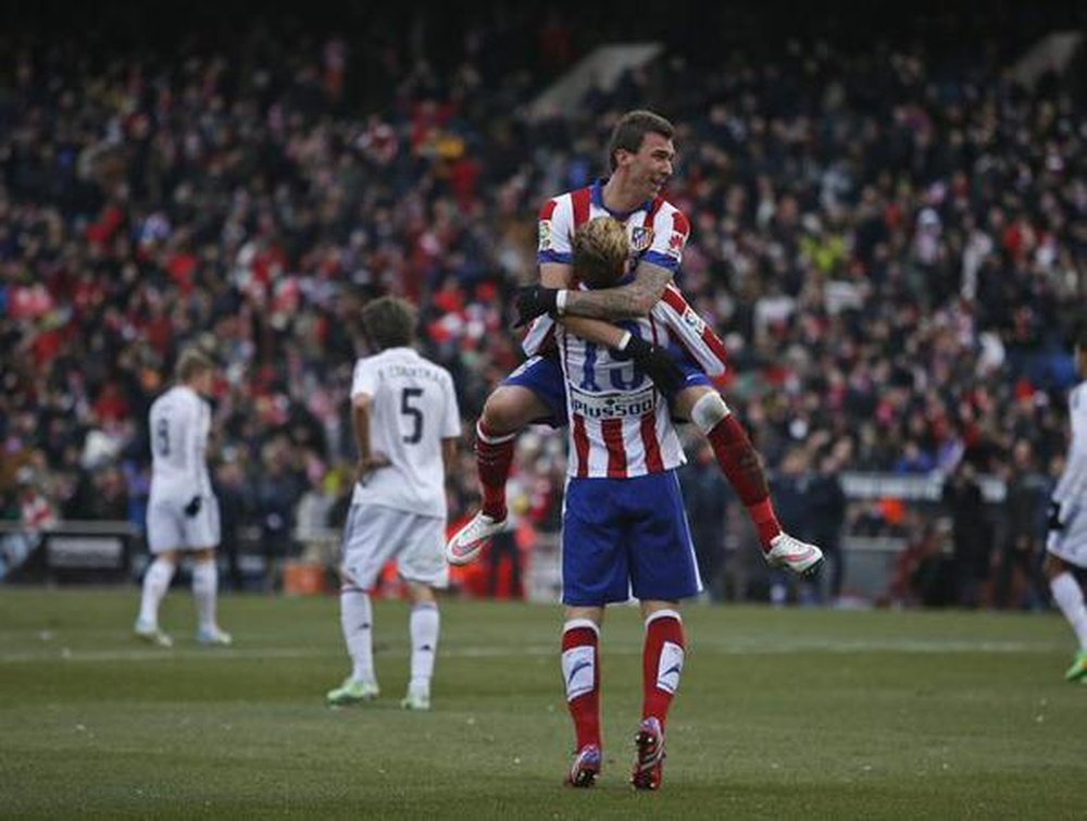 Jugadores del Atlético celebrando un tanto ante el Real Madrid. Twitter.