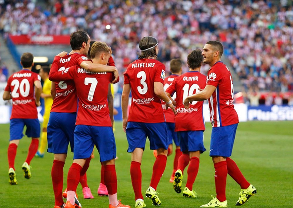 Jugadores del Atlético felicitan a Griezmann tras marcar un gol. ClubAtléticodeMadrid
