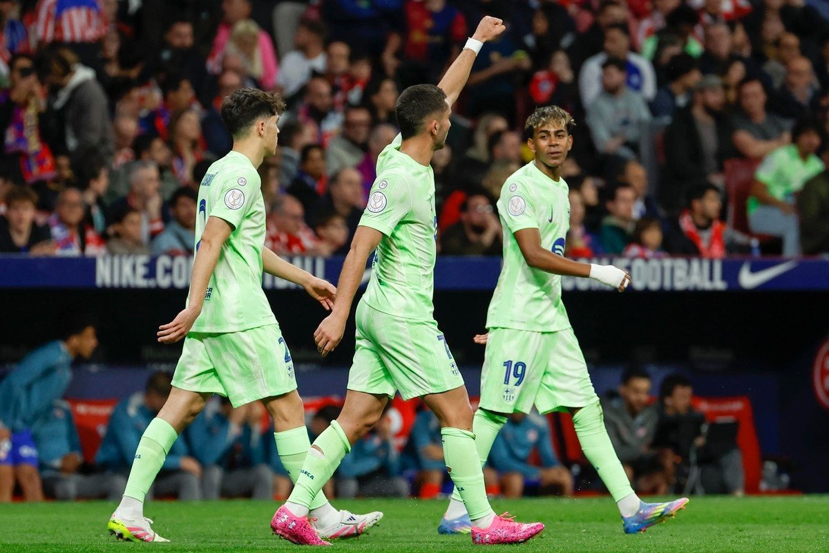 Ferrán Torres celebra seu gol, que garantiu a classificação do Barça. EFE