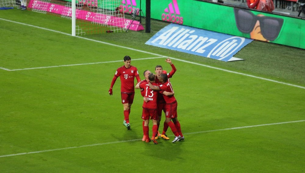 Jugadores del Bayern de Múnich abrazan a Müller tras su golazo de chilena. Twitter