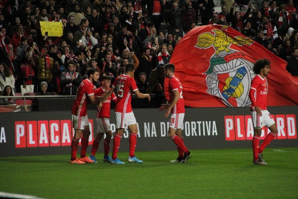 El Benfica arrima el hombro por la crisis. SLBenfica