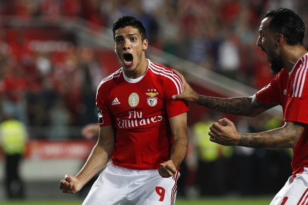 El Benfica remonta ante el Estoril y se acerca al Sporting