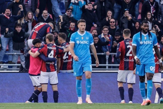 Napoli perde para Bologna e ajuda Milan na liderança