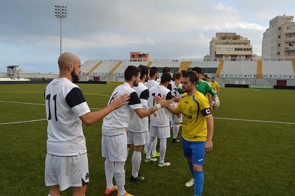 Jugadores del Ceuta y el Gerena saludándose al comienzo del partido. Twitter
