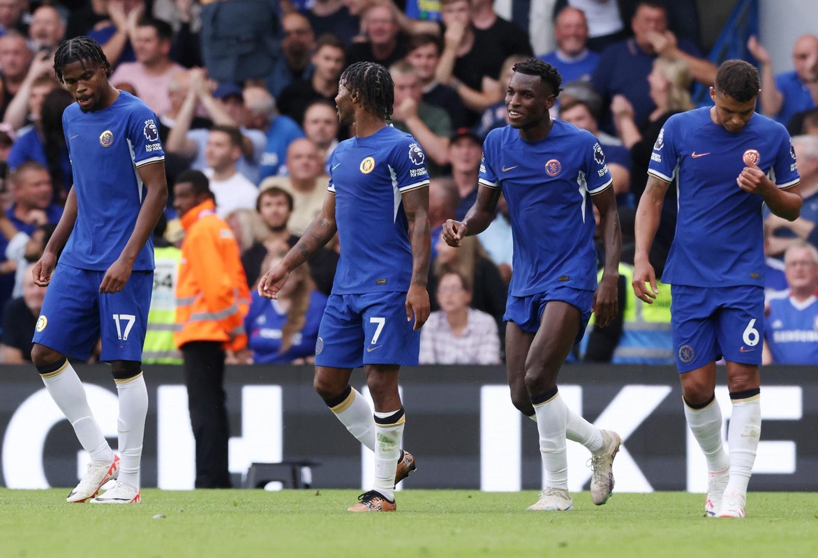 Sterling brilha, Chelsea bate o Luton Town e vence a primeira na