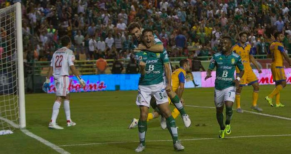 Jugadores del Club León celebran un tanto anotado a Tigres UANL. Twitter