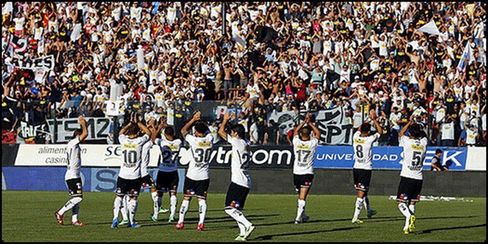 Jugadores del Colo Colo, celebrando con la afición el triunfo en el Superclásico. Twitter