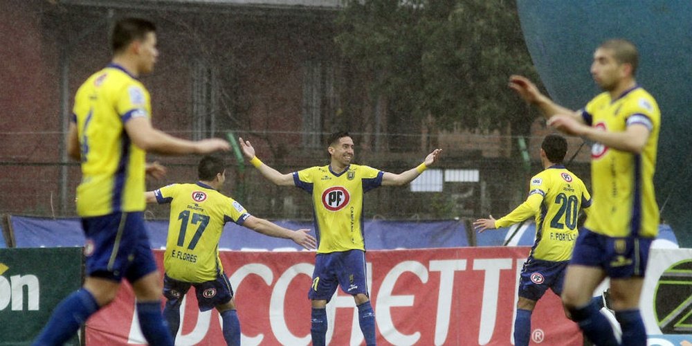 Jugadores del Concepción celebrando un gol ante Huachipato. Ambos clubes han sido multados por incumplir el 'fair play' financiero.