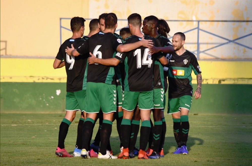 Oviedo y Elche se ven las caras en el Tartiere. Twitter/ElcheCFOficial