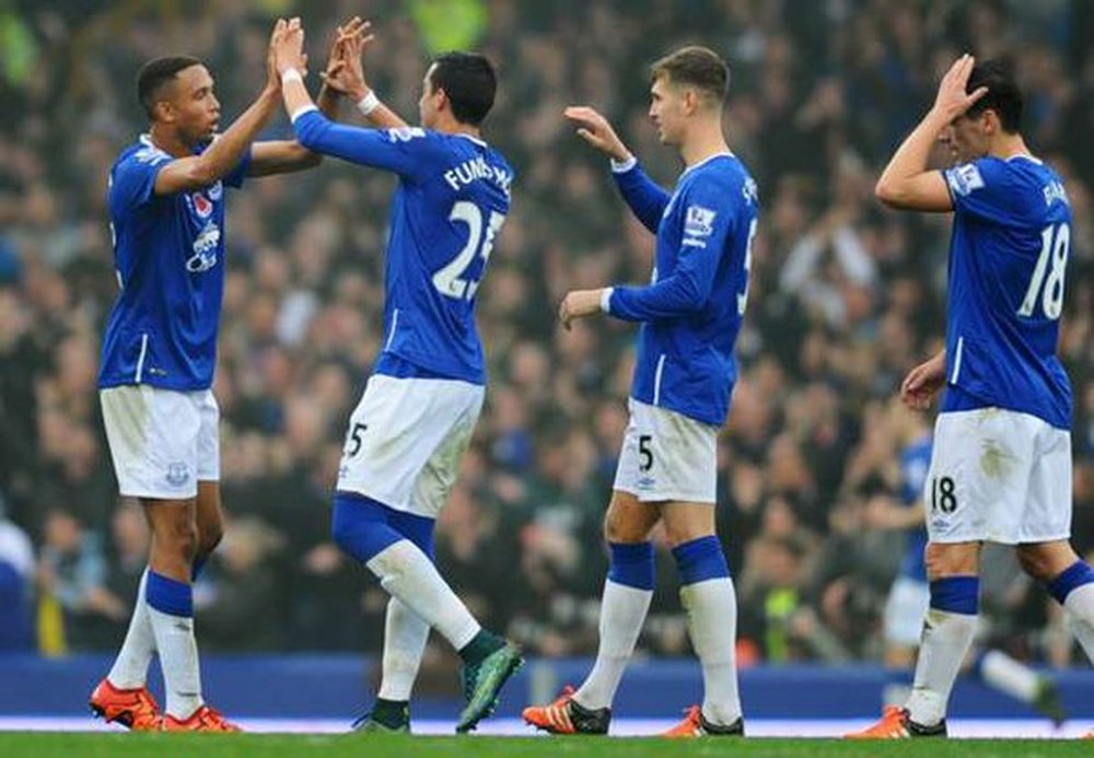 El Everton goleó al Aston Villa, colista, con un doblete de Barkley y otro de Lukaku.