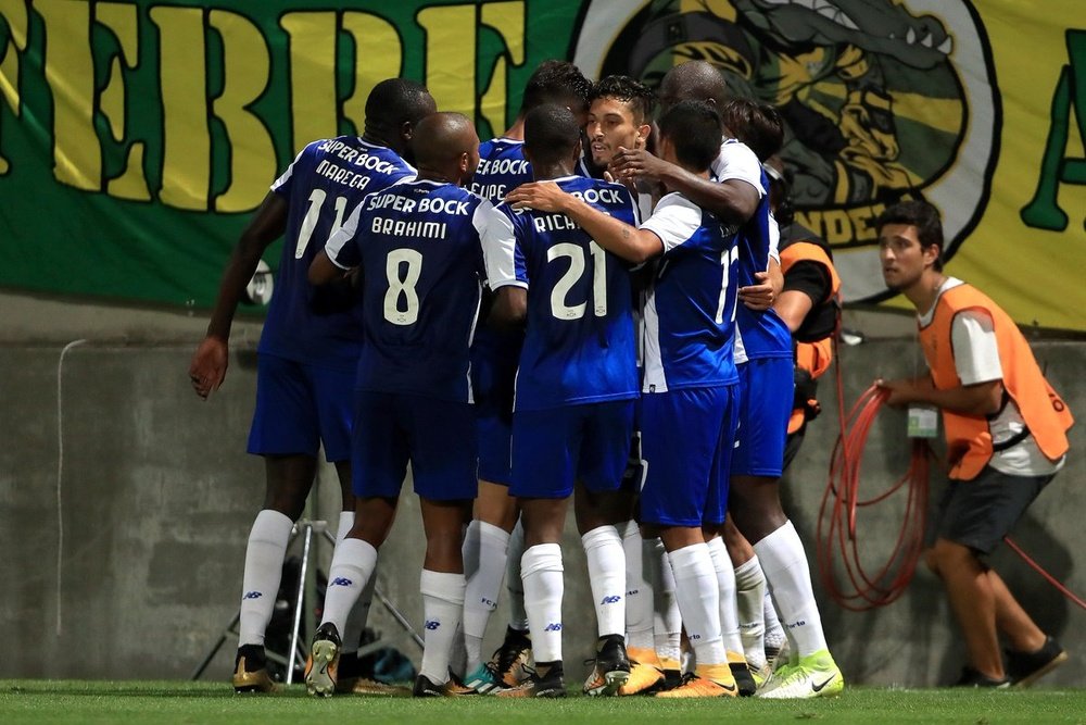 'Azuis e brancos' foram a Tondela vencer pelo campeonato. Twitter/FCP
