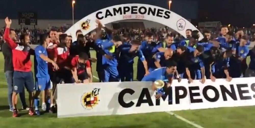 El Fuenlabrada emuló a Ramos con el trofeo de Segunda División B. CFFuenlabrada