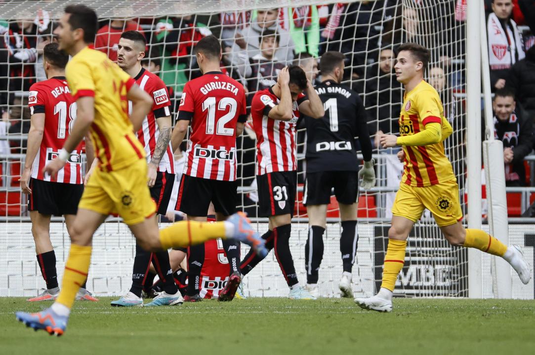 El Girona se bautiza en una serie de catastróficas desdichas del Athletic