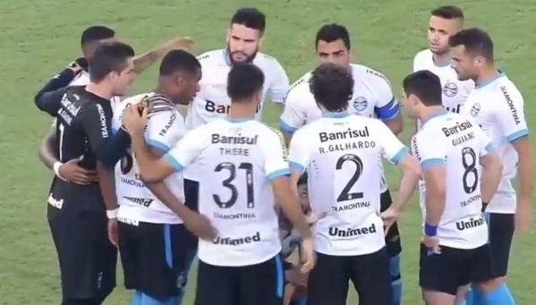 Lo nunca visto en Maracaná... ¡un jugador orinando en pleno campo!