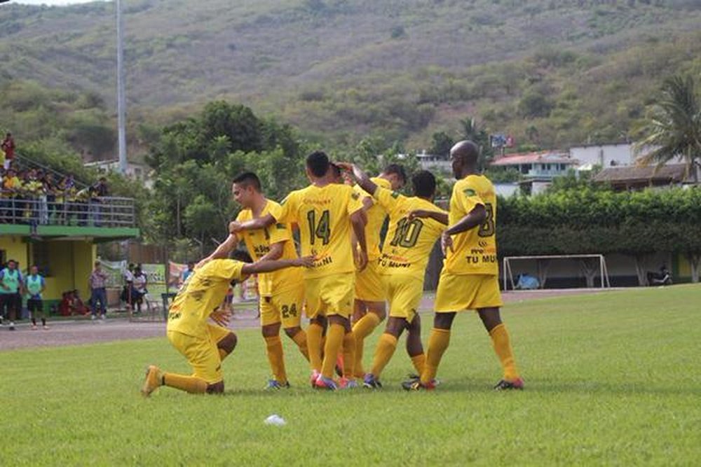 Jugadores del Guastatoya celebrando un tanto en el partido contra el Malacateco. Twitter.