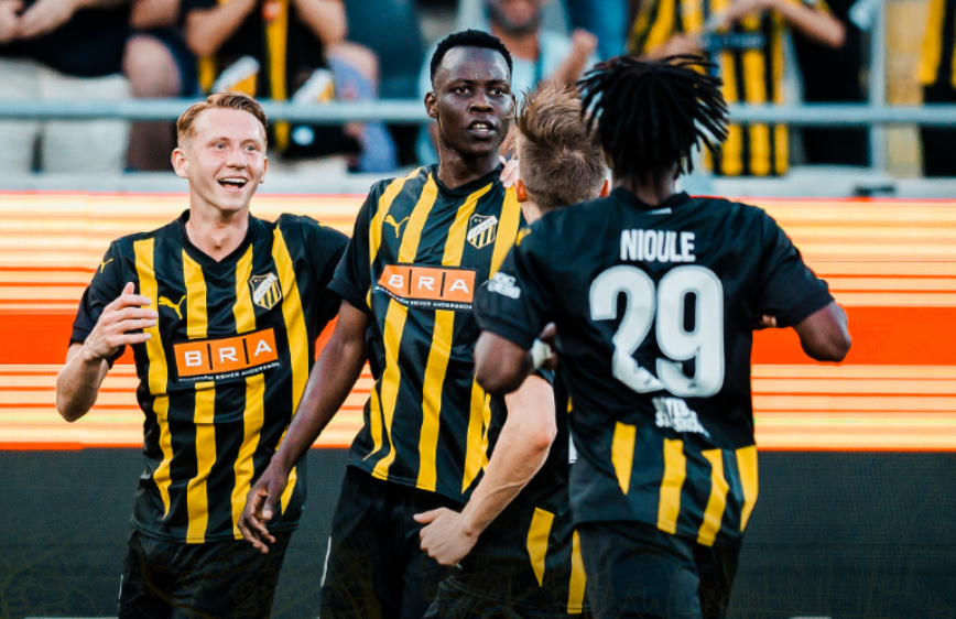 El Häcken mató el sueño del Spartak Trnava con un gol del delantero de 1.91 John Dembe en el minuto 96. Los eslovacos remontaron el tanto inicial de los suecos y, con el 1-2, ya se veían forzando la prórroga. Sin embargo, el punta ugandés certificó el pase de los suyos a la segunda ronda previa de la Europa League 2025-26.