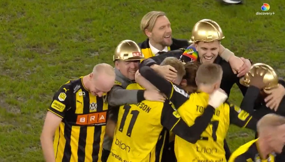 El BK Häcken levanta la primera Allsvenskan de su historia. Captura/Discovery+