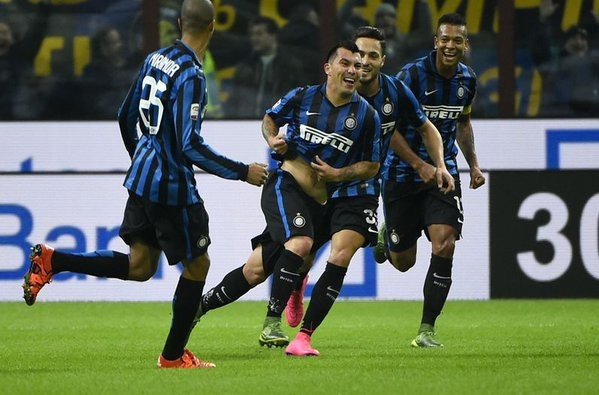 Jugadores del Inter celebran un tanto durante un partido. Twitter