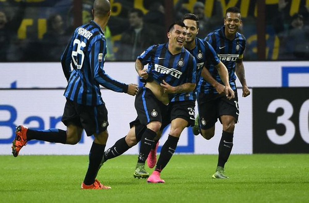 Milan e Inter tratarán de llevarse los tres puntos de un derbi complicado. Twitter