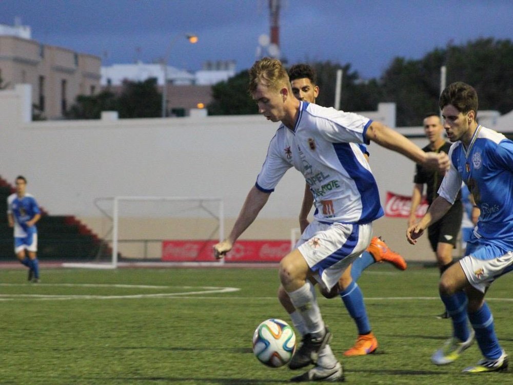 Jugadores del Lanzarote y el Marino pelean por el control del balón. Twitter